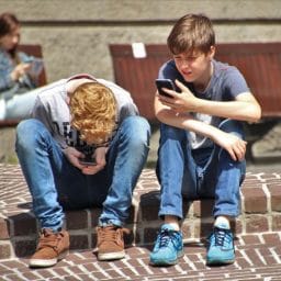 kids playing on their smartphones