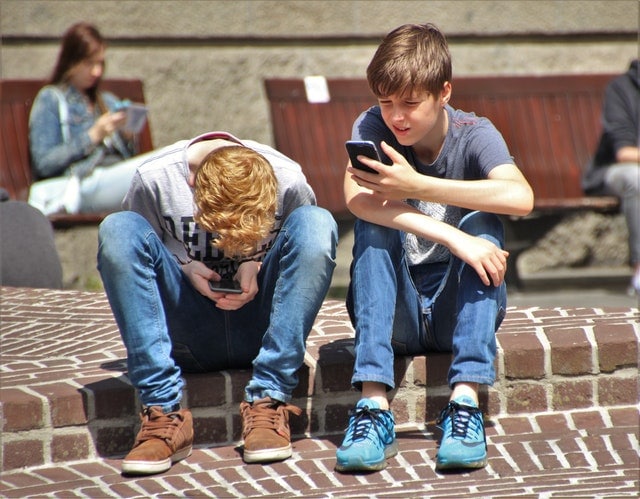 kids and technology kids playing on their smartphones